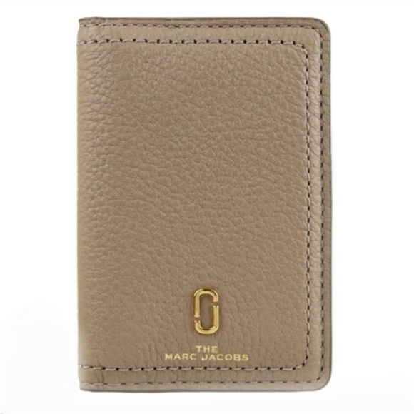 Marc Jacobs Handbags - NWT $110 Marc Jacobs Slim Pebble Leather Card - Cement